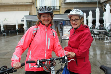 Del 16 al 22 de septiembre Pamplona ha celebrando la Semana Europea de la Movilidad. Una de las actividades que tradicionalmente más gente atrae es la marcha ciclista popular que en esta ocasión se vio empañada por la lluvia. A pesar de ello, un buen grupo de valientes partió desde la plaza del Castillo hasta la UPNA para reivindicar un modelo de transporte urbano más sostenible.