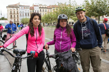 Del 16 al 22 de septiembre Pamplona ha celebrando la Semana Europea de la Movilidad. Una de las actividades que tradicionalmente más gente atrae es la marcha ciclista popular que en esta ocasión se vio empañada por la lluvia. A pesar de ello, un buen grupo de valientes partió desde la plaza del Castillo hasta la UPNA para reivindicar un modelo de transporte urbano más sostenible.