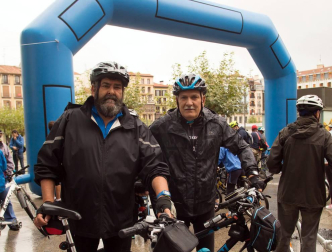 Del 16 al 22 de septiembre Pamplona ha celebrando la Semana Europea de la Movilidad. Una de las actividades que tradicionalmente más gente atrae es la marcha ciclista popular que en esta ocasión se vio empañada por la lluvia. A pesar de ello, un buen grupo de valientes partió desde la plaza del Castillo hasta la UPNA para reivindicar un modelo de transporte urbano más sostenible.