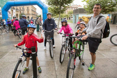 Del 16 al 22 de septiembre Pamplona ha celebrando la Semana Europea de la Movilidad. Una de las actividades que tradicionalmente más gente atrae es la marcha ciclista popular que en esta ocasión se vio empañada por la lluvia. A pesar de ello, un buen grupo de valientes partió desde la plaza del Castillo hasta la UPNA para reivindicar un modelo de transporte urbano más sostenible.