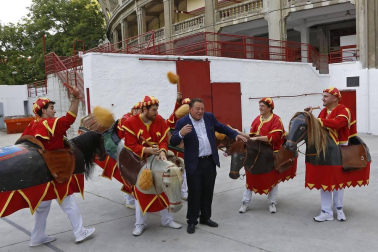Los gigantes y cabezudos salieron a la calle para celebrar San Fermín de Aldapa 2016.