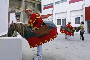 Los gigantes y cabezudos salieron a la calle para celebrar San Fermín de Aldapa 2016.