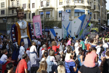 Los gigantes y cabezudos salieron a la calle para celebrar San Fermín de Aldapa 2016.