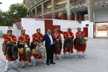 Los gigantes y cabezudos salieron a la calle para celebrar San Fermín de Aldapa 2016.