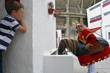 Los gigantes y cabezudos salieron a la calle para celebrar San Fermín de Aldapa 2016.