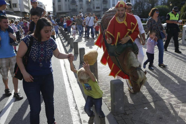 Los gigantes y cabezudos salieron a la calle para celebrar San Fermín de Aldapa 2016.