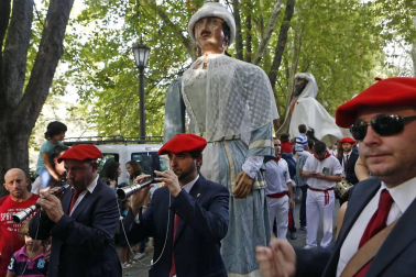 Los gigantes y cabezudos salieron a la calle para celebrar San Fermín de Aldapa 2016.