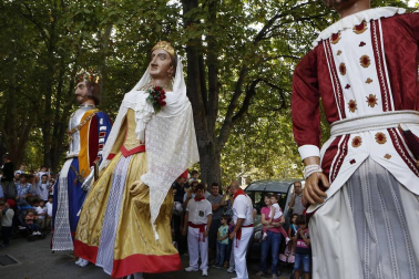 Los gigantes y cabezudos salieron a la calle para celebrar San Fermín de Aldapa 2016.