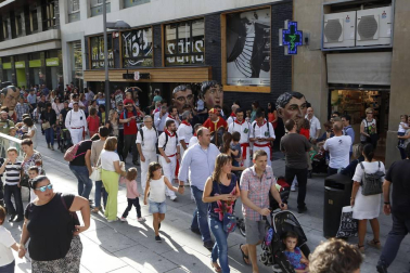 Los gigantes y cabezudos salieron a la calle para celebrar San Fermín de Aldapa 2016.