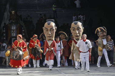 Los gigantes y cabezudos salieron a la calle para celebrar San Fermín de Aldapa 2016.