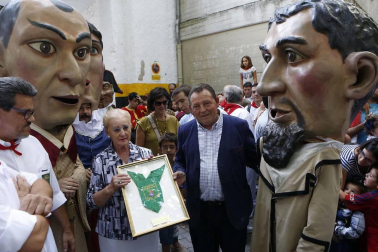 Los gigantes y cabezudos salieron a la calle para celebrar San Fermín de Aldapa 2016.