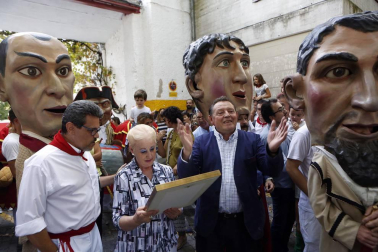 Los gigantes y cabezudos salieron a la calle para celebrar San Fermín de Aldapa 2016.