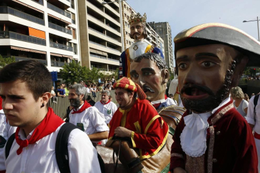 Los gigantes y cabezudos salieron a la calle para celebrar San Fermín de Aldapa 2016.