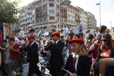 Los gigantes y cabezudos salieron a la calle para celebrar San Fermín de Aldapa 2016.