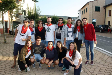 El fin de semana del 23 al 25 de septiembre, la localidad de Astráin celebró sus fiestas con un excelente ambiente. Uno de los momentos más esperados es la ronda copera que se celebra el primer día y que lleva a los vecinos de puerta en puerta en una bonita confraternización que tiene, además, un curioso y dulce protagonista, los pirropopiles, que los mayordomos de cada año se encargan de repartir a todos los asistentes.