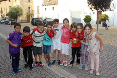 El fin de semana del 23 al 25 de septiembre, la localidad de Astráin celebró sus fiestas con un excelente ambiente. Uno de los momentos más esperados es la ronda copera que se celebra el primer día y que lleva a los vecinos de puerta en puerta en una bonita confraternización que tiene, además, un curioso y dulce protagonista, los pirropopiles, que los mayordomos de cada año se encargan de repartir a todos los asistentes.