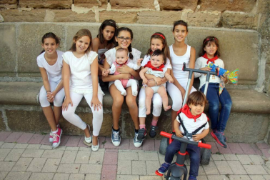 El fin de semana del 23 al 25 de septiembre, la localidad de Astráin celebró sus fiestas con un excelente ambiente. Uno de los momentos más esperados es la ronda copera que se celebra el primer día y que lleva a los vecinos de puerta en puerta en una bonita confraternización que tiene, además, un curioso y dulce protagonista, los pirropopiles, que los mayordomos de cada año se encargan de repartir a todos los asistentes.