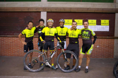 Los organizadores de la asentada prueba de ciclismo en ruta Irati Xtrem han querido este año ofrecer a los amantes de la BTT la posibilidad de disfrutar de esta competición, que adentró a los deportistas -a lo largo de 80 kilómetros- por un entorno único: la Selva de Irati. Pistas, caminos, senderos, bosques, prados, monte abierto, ríos y barrancos fueron testigos del paso de los ciclistas.