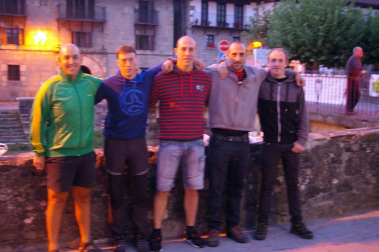 Los organizadores de la asentada prueba de ciclismo en ruta Irati Xtrem han querido este año ofrecer a los amantes de la BTT la posibilidad de disfrutar de esta competición, que adentró a los deportistas -a lo largo de 80 kilómetros- por un entorno único: la Selva de Irati. Pistas, caminos, senderos, bosques, prados, monte abierto, ríos y barrancos fueron testigos del paso de los ciclistas.