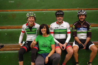 Los organizadores de la asentada prueba de ciclismo en ruta Irati Xtrem han querido este año ofrecer a los amantes de la BTT la posibilidad de disfrutar de esta competición, que adentró a los deportistas -a lo largo de 80 kilómetros- por un entorno único: la Selva de Irati. Pistas, caminos, senderos, bosques, prados, monte abierto, ríos y barrancos fueron testigos del paso de los ciclistas.