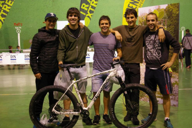 Los organizadores de la asentada prueba de ciclismo en ruta Irati Xtrem han querido este año ofrecer a los amantes de la BTT la posibilidad de disfrutar de esta competición, que adentró a los deportistas -a lo largo de 80 kilómetros- por un entorno único: la Selva de Irati. Pistas, caminos, senderos, bosques, prados, monte abierto, ríos y barrancos fueron testigos del paso de los ciclistas.