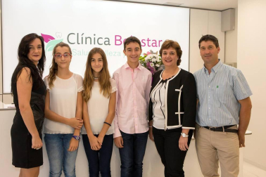 Este sábado se celebró la inauguración de la Clínica Belestar, un proyecto familiar que ha unido el trato cercano y de confianza con las más novedosas técnicas y tratamientos. Se trata de un centro polivalente en el que se ofrecen tratamientos en odontología, medicina estética, fisioterapia, estética, nutrición y podología. Todos ellos enfocados a ofrecer un servicio integral al paciente y cuidar de él de los pies a la cabeza.