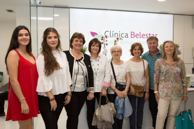 Este sábado se celebró la inauguración de la Clínica Belestar, un proyecto familiar que ha unido el trato cercano y de confianza con las más novedosas técnicas y tratamientos. Se trata de un centro polivalente en el que se ofrecen tratamientos en odontología, medicina estética, fisioterapia, estética, nutrición y podología. Todos ellos enfocados a ofrecer un servicio integral al paciente y cuidar de él de los pies a la cabeza.