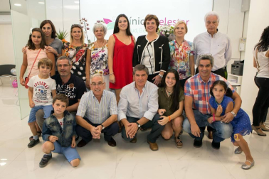 Este sábado se celebró la inauguración de la Clínica Belestar, un proyecto familiar que ha unido el trato cercano y de confianza con las más novedosas técnicas y tratamientos. Se trata de un centro polivalente en el que se ofrecen tratamientos en odontología, medicina estética, fisioterapia, estética, nutrición y podología. Todos ellos enfocados a ofrecer un servicio integral al paciente y cuidar de él de los pies a la cabeza.