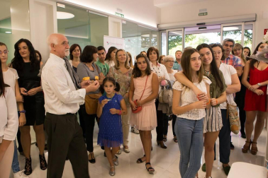 Este sábado se celebró la inauguración de la Clínica Belestar, un proyecto familiar que ha unido el trato cercano y de confianza con las más novedosas técnicas y tratamientos. Se trata de un centro polivalente en el que se ofrecen tratamientos en odontología, medicina estética, fisioterapia, estética, nutrición y podología. Todos ellos enfocados a ofrecer un servicio integral al paciente y cuidar de él de los pies a la cabeza.