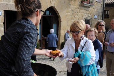 Ujué celebró un nuevo Día de las Migas el 25 de septiembre. Con la colaboración de Mesón Las Torres, Mesón Las Migas, Pastas Urrutia y Vega del Castillo se repartieron 6.000 raciones y se pudieron probar los vinos de la zona. También hubo feria de artesanía, 'caldico', animación de calle, actividades infantiles y visitas guiadas a la fortaleza.