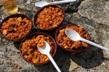 Ujué celebró un nuevo Día de las Migas el 25 de septiembre. Con la colaboración de Mesón Las Torres, Mesón Las Migas, Pastas Urrutia y Vega del Castillo se repartieron 6.000 raciones y se pudieron probar los vinos de la zona. También hubo feria de artesanía, 'caldico', animación de calle, actividades infantiles y visitas guiadas a la fortaleza.