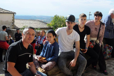 Ujué celebró un nuevo Día de las Migas el 25 de septiembre. Con la colaboración de Mesón Las Torres, Mesón Las Migas, Pastas Urrutia y Vega del Castillo se repartieron 6.000 raciones y se pudieron probar los vinos de la zona. También hubo feria de artesanía, 'caldico', animación de calle, actividades infantiles y visitas guiadas a la fortaleza.