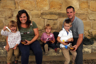 Ujué celebró un nuevo Día de las Migas el 25 de septiembre. Con la colaboración de Mesón Las Torres, Mesón Las Migas, Pastas Urrutia y Vega del Castillo se repartieron 6.000 raciones y se pudieron probar los vinos de la zona. También hubo feria de artesanía, 'caldico', animación de calle, actividades infantiles y visitas guiadas a la fortaleza.