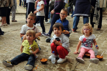 Ujué celebró un nuevo Día de las Migas el 25 de septiembre. Con la colaboración de Mesón Las Torres, Mesón Las Migas, Pastas Urrutia y Vega del Castillo se repartieron 6.000 raciones y se pudieron probar los vinos de la zona. También hubo feria de artesanía, 'caldico', animación de calle, actividades infantiles y visitas guiadas a la fortaleza.