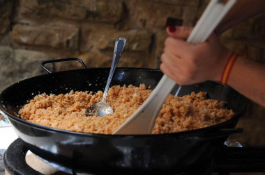 Ujué celebró un nuevo Día de las Migas el 25 de septiembre. Con la colaboración de Mesón Las Torres, Mesón Las Migas, Pastas Urrutia y Vega del Castillo se repartieron 6.000 raciones y se pudieron probar los vinos de la zona. También hubo feria de artesanía, 'caldico', animación de calle, actividades infantiles y visitas guiadas a la fortaleza.