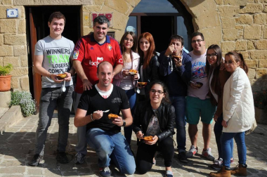 Ujué celebró un nuevo Día de las Migas el 25 de septiembre. Con la colaboración de Mesón Las Torres, Mesón Las Migas, Pastas Urrutia y Vega del Castillo se repartieron 6.000 raciones y se pudieron probar los vinos de la zona. También hubo feria de artesanía, 'caldico', animación de calle, actividades infantiles y visitas guiadas a la fortaleza.