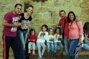 Ujué celebró un nuevo Día de las Migas el 25 de septiembre. Con la colaboración de Mesón Las Torres, Mesón Las Migas, Pastas Urrutia y Vega del Castillo se repartieron 6.000 raciones y se pudieron probar los vinos de la zona. También hubo feria de artesanía, 'caldico', animación de calle, actividades infantiles y visitas guiadas a la fortaleza.