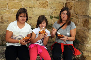 Ujué celebró un nuevo Día de las Migas el 25 de septiembre. Con la colaboración de Mesón Las Torres, Mesón Las Migas, Pastas Urrutia y Vega del Castillo se repartieron 6.000 raciones y se pudieron probar los vinos de la zona. También hubo feria de artesanía, 'caldico', animación de calle, actividades infantiles y visitas guiadas a la fortaleza.