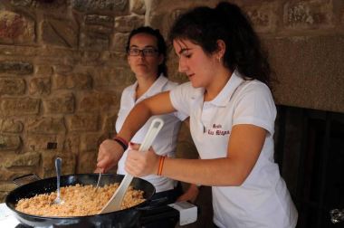 Ujué celebró un nuevo Día de las Migas el 25 de septiembre. Con la colaboración de Mesón Las Torres, Mesón Las Migas, Pastas Urrutia y Vega del Castillo se repartieron 6.000 raciones y se pudieron probar los vinos de la zona. También hubo feria de artesanía, 'caldico', animación de calle, actividades infantiles y visitas guiadas a la fortaleza.