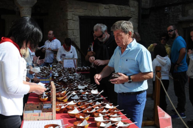 Ujué celebró un nuevo Día de las Migas el 25 de septiembre. Con la colaboración de Mesón Las Torres, Mesón Las Migas, Pastas Urrutia y Vega del Castillo se repartieron 6.000 raciones y se pudieron probar los vinos de la zona. También hubo feria de artesanía, 'caldico', animación de calle, actividades infantiles y visitas guiadas a la fortaleza.