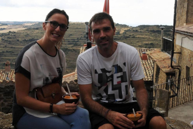 Ujué celebró un nuevo Día de las Migas el 25 de septiembre. Con la colaboración de Mesón Las Torres, Mesón Las Migas, Pastas Urrutia y Vega del Castillo se repartieron 6.000 raciones y se pudieron probar los vinos de la zona. También hubo feria de artesanía, 'caldico', animación de calle, actividades infantiles y visitas guiadas a la fortaleza.