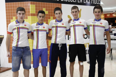 Cerca de 200 personas acudieron a los cines Golem de La Morea para conmemorar el 25 aniversario de la unión de Intersport Irabia y el Club Ciclista Aralar para fomentar el ciclismo entre los más pequeños. El evento reunió a los chavales que están actualmente en las escuelas, entrenadores y directivos de todas las épocas, ex ciclistas profesionales que se formaron en el club, presidentes de otros clubes, instituciones y ciclistas navarros en activo o ya retirados como los hermanos Induráin, Jon Bru, Pablo Urtasun o Alberto Martínez, entre otros. Al final, los asistentes anotaron mensajes de apoyo y agradecimiento en dos paneles.