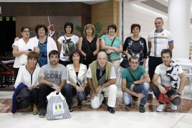 Cerca de 200 personas acudieron a los cines Golem de La Morea para conmemorar el 25 aniversario de la unión de Intersport Irabia y el Club Ciclista Aralar para fomentar el ciclismo entre los más pequeños. El evento reunió a los chavales que están actualmente en las escuelas, entrenadores y directivos de todas las épocas, ex ciclistas profesionales que se formaron en el club, presidentes de otros clubes, instituciones y ciclistas navarros en activo o ya retirados como los hermanos Induráin, Jon Bru, Pablo Urtasun o Alberto Martínez, entre otros. Al final, los asistentes anotaron mensajes de apoyo y agradecimiento en dos paneles.