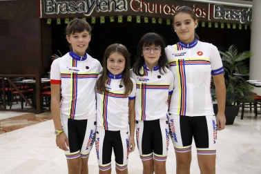 Cerca de 200 personas acudieron a los cines Golem de La Morea para conmemorar el 25 aniversario de la unión de Intersport Irabia y el Club Ciclista Aralar para fomentar el ciclismo entre los más pequeños. El evento reunió a los chavales que están actualmente en las escuelas, entrenadores y directivos de todas las épocas, ex ciclistas profesionales que se formaron en el club, presidentes de otros clubes, instituciones y ciclistas navarros en activo o ya retirados como los hermanos Induráin, Jon Bru, Pablo Urtasun o Alberto Martínez, entre otros. Al final, los asistentes anotaron mensajes de apoyo y agradecimiento en dos paneles.