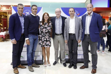 Cerca de 200 personas acudieron a los cines Golem de La Morea para conmemorar el 25 aniversario de la unión de Intersport Irabia y el Club Ciclista Aralar para fomentar el ciclismo entre los más pequeños. El evento reunió a los chavales que están actualmente en las escuelas, entrenadores y directivos de todas las épocas, ex ciclistas profesionales que se formaron en el club, presidentes de otros clubes, instituciones y ciclistas navarros en activo o ya retirados como los hermanos Induráin, Jon Bru, Pablo Urtasun o Alberto Martínez, entre otros. Al final, los asistentes anotaron mensajes de apoyo y agradecimiento en dos paneles.