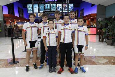 Cerca de 200 personas acudieron a los cines Golem de La Morea para conmemorar el 25 aniversario de la unión de Intersport Irabia y el Club Ciclista Aralar para fomentar el ciclismo entre los más pequeños. El evento reunió a los chavales que están actualmente en las escuelas, entrenadores y directivos de todas las épocas, ex ciclistas profesionales que se formaron en el club, presidentes de otros clubes, instituciones y ciclistas navarros en activo o ya retirados como los hermanos Induráin, Jon Bru, Pablo Urtasun o Alberto Martínez, entre otros. Al final, los asistentes anotaron mensajes de apoyo y agradecimiento en dos paneles.