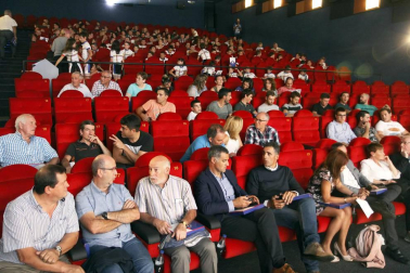 Cerca de 200 personas acudieron a los cines Golem de La Morea para conmemorar el 25 aniversario de la unión de Intersport Irabia y el Club Ciclista Aralar para fomentar el ciclismo entre los más pequeños. El evento reunió a los chavales que están actualmente en las escuelas, entrenadores y directivos de todas las épocas, ex ciclistas profesionales que se formaron en el club, presidentes de otros clubes, instituciones y ciclistas navarros en activo o ya retirados como los hermanos Induráin, Jon Bru, Pablo Urtasun o Alberto Martínez, entre otros. Al final, los asistentes anotaron mensajes de apoyo y agradecimiento en dos paneles.