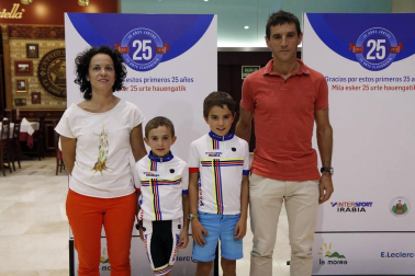Cerca de 200 personas acudieron a los cines Golem de La Morea para conmemorar el 25 aniversario de la unión de Intersport Irabia y el Club Ciclista Aralar para fomentar el ciclismo entre los más pequeños. El evento reunió a los chavales que están actualmente en las escuelas, entrenadores y directivos de todas las épocas, ex ciclistas profesionales que se formaron en el club, presidentes de otros clubes, instituciones y ciclistas navarros en activo o ya retirados como los hermanos Induráin, Jon Bru, Pablo Urtasun o Alberto Martínez, entre otros. Al final, los asistentes anotaron mensajes de apoyo y agradecimiento en dos paneles.