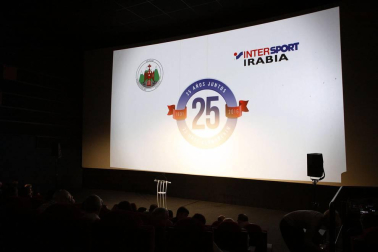 Cerca de 200 personas acudieron a los cines Golem de La Morea para conmemorar el 25 aniversario de la unión de Intersport Irabia y el Club Ciclista Aralar para fomentar el ciclismo entre los más pequeños. El evento reunió a los chavales que están actualmente en las escuelas, entrenadores y directivos de todas las épocas, ex ciclistas profesionales que se formaron en el club, presidentes de otros clubes, instituciones y ciclistas navarros en activo o ya retirados como los hermanos Induráin, Jon Bru, Pablo Urtasun o Alberto Martínez, entre otros. Al final, los asistentes anotaron mensajes de apoyo y agradecimiento en dos paneles.