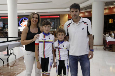 Cerca de 200 personas acudieron a los cines Golem de La Morea para conmemorar el 25 aniversario de la unión de Intersport Irabia y el Club Ciclista Aralar para fomentar el ciclismo entre los más pequeños. El evento reunió a los chavales que están actualmente en las escuelas, entrenadores y directivos de todas las épocas, ex ciclistas profesionales que se formaron en el club, presidentes de otros clubes, instituciones y ciclistas navarros en activo o ya retirados como los hermanos Induráin, Jon Bru, Pablo Urtasun o Alberto Martínez, entre otros. Al final, los asistentes anotaron mensajes de apoyo y agradecimiento en dos paneles.